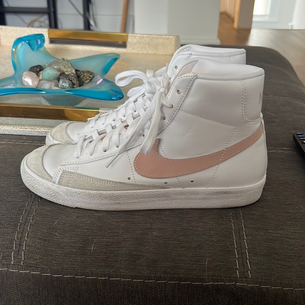 Women's size 10 Nike Blazer Hi-Tops, pink swoop, perfect for the gym girlies 😍